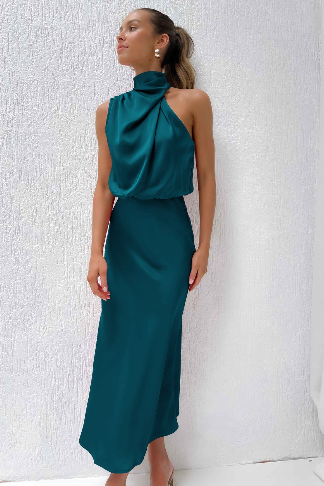 Miranda – Vestido satinado midi de cuello drapeado