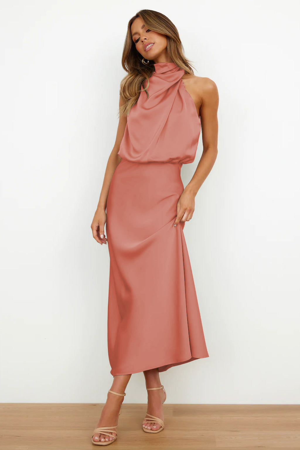 Miranda – Vestido satinado midi de cuello drapeado