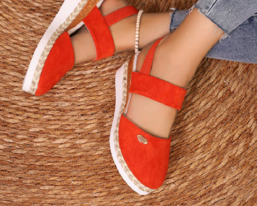 Sandalias de cuña baja con tiras y punta cerrada