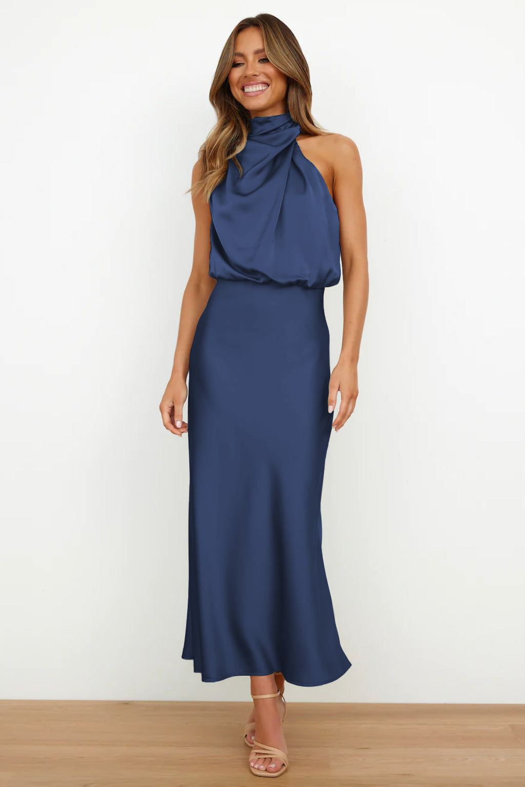 Miranda – Vestido satinado midi de cuello drapeado
