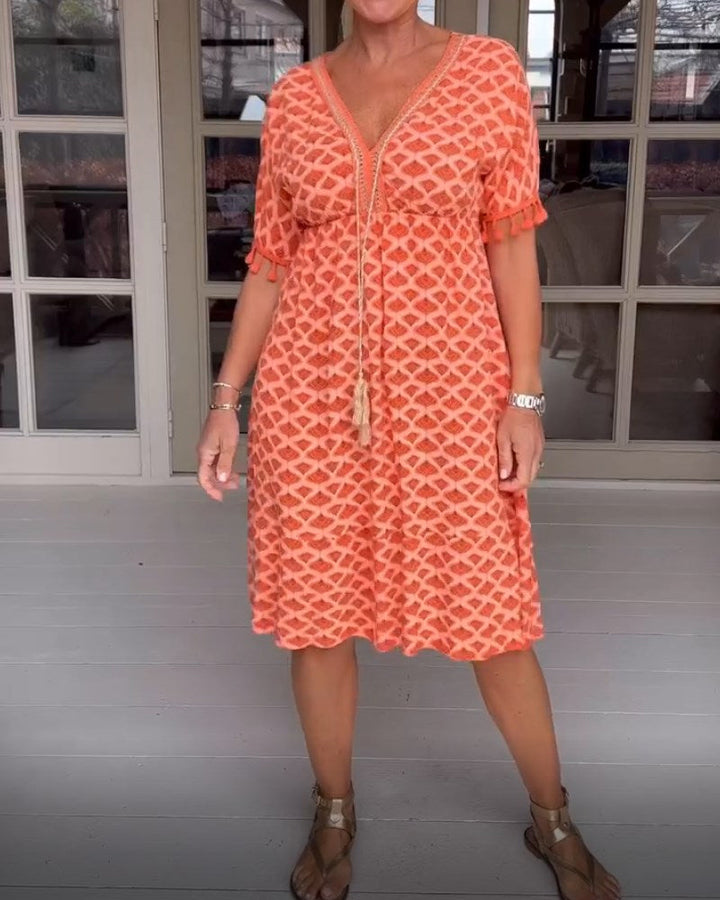 Vestido boho estampado con escote en V y flecos