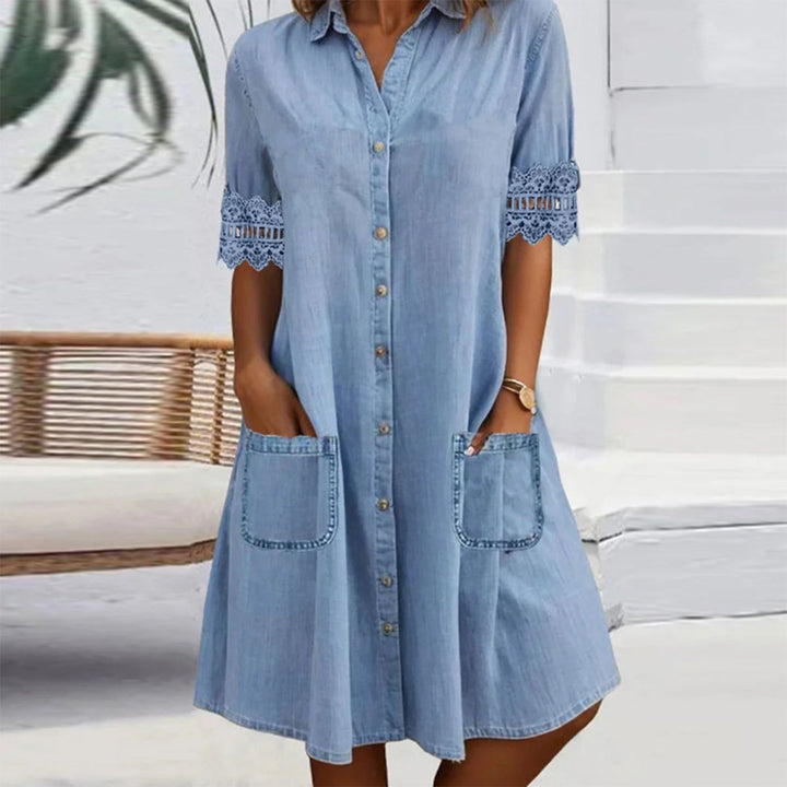 Vestido mini denim azul con cuello y acabado de encaje