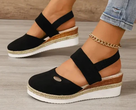 Sandalias de cuña baja con tiras y punta cerrada