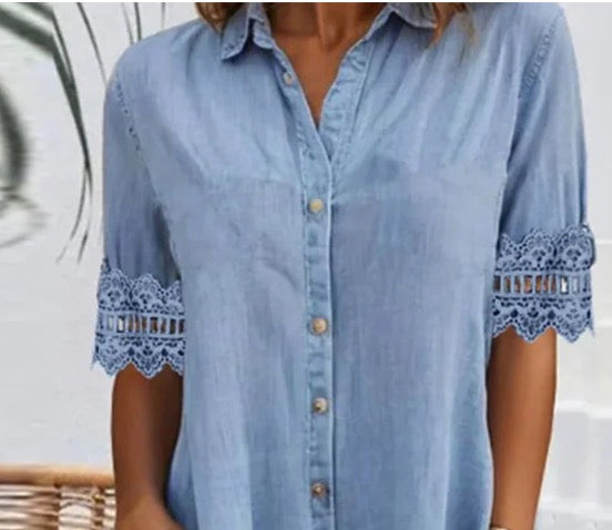 Vestido mini denim azul con cuello y acabado de encaje