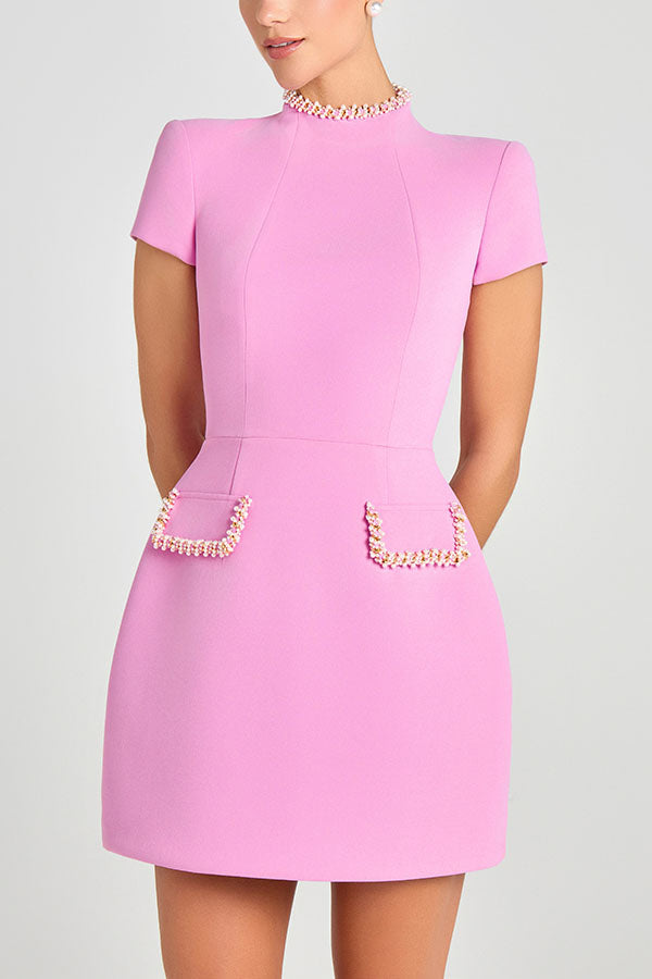Vestido mini elegante con ribetes de perlas y bolsillos
