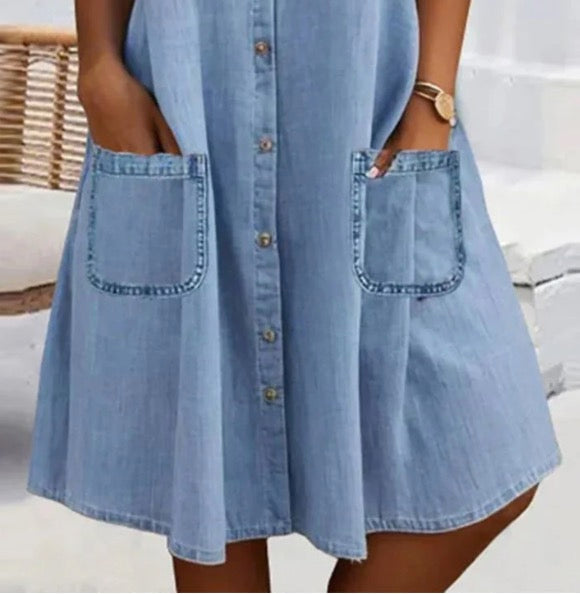 Vestido mini denim azul con cuello y acabado de encaje