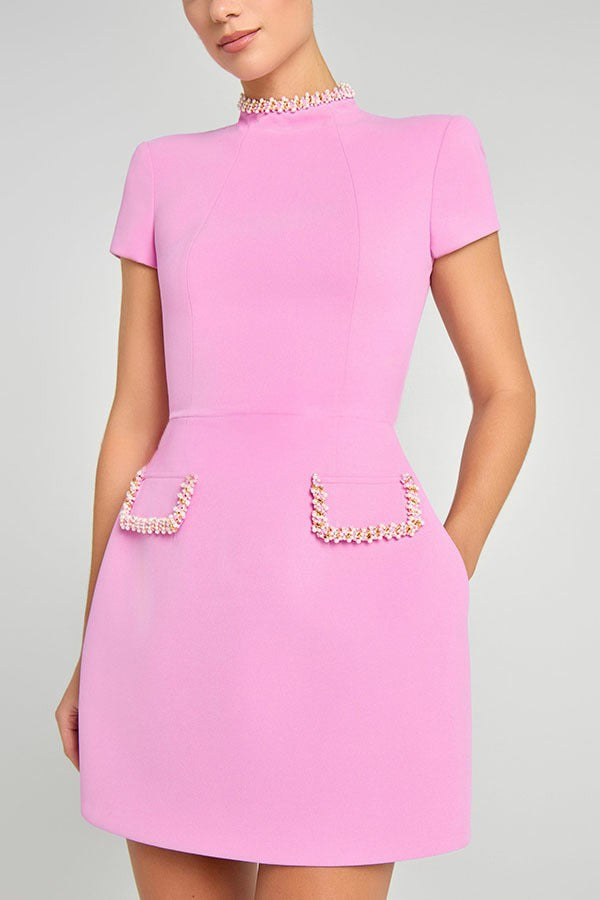 Vestido mini elegante con ribetes de perlas y bolsillos