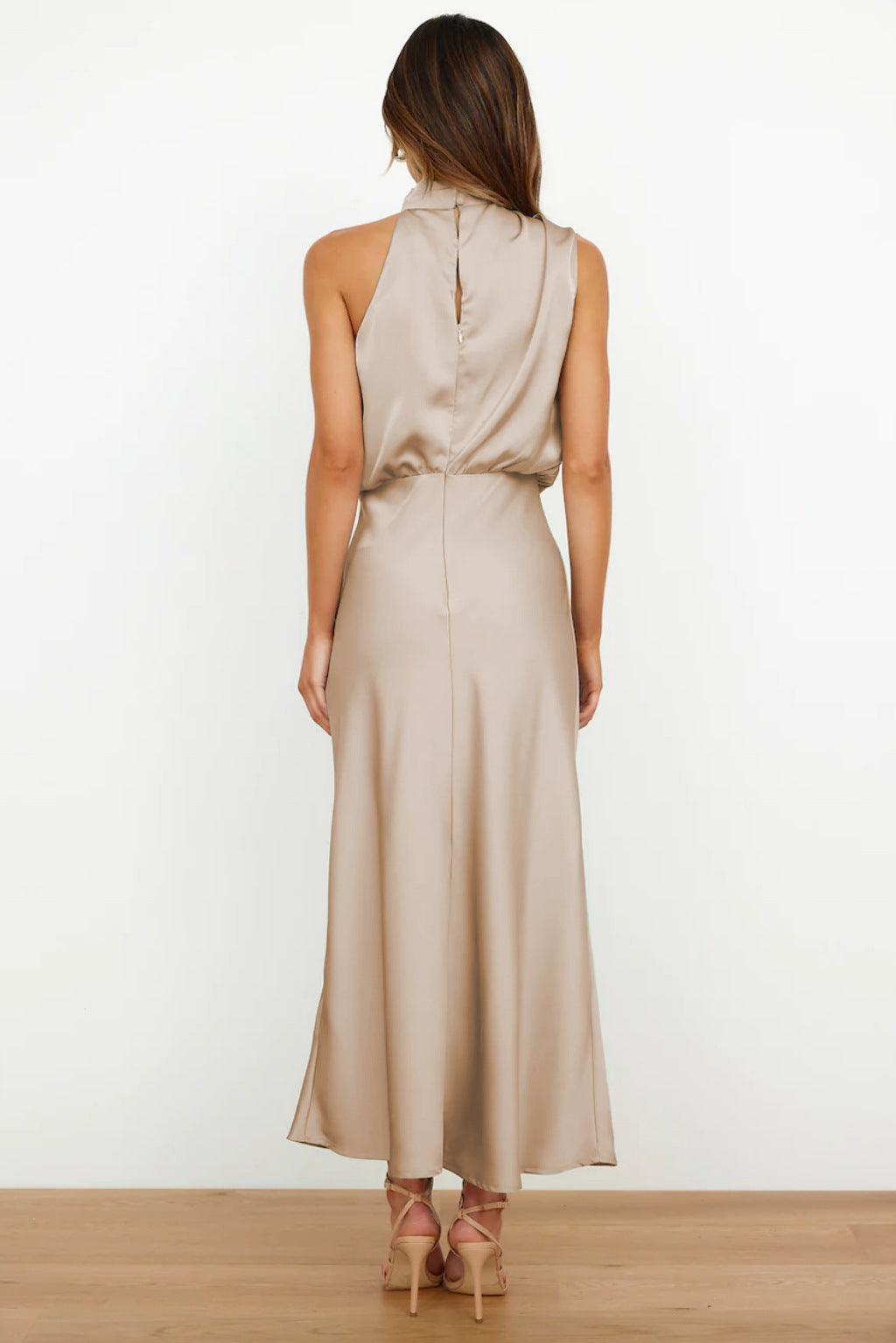 Miranda – Vestido satinado midi de cuello drapeado