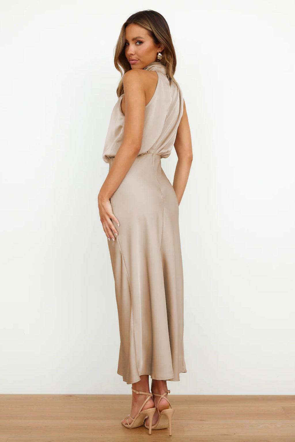 Miranda – Vestido satinado midi de cuello drapeado