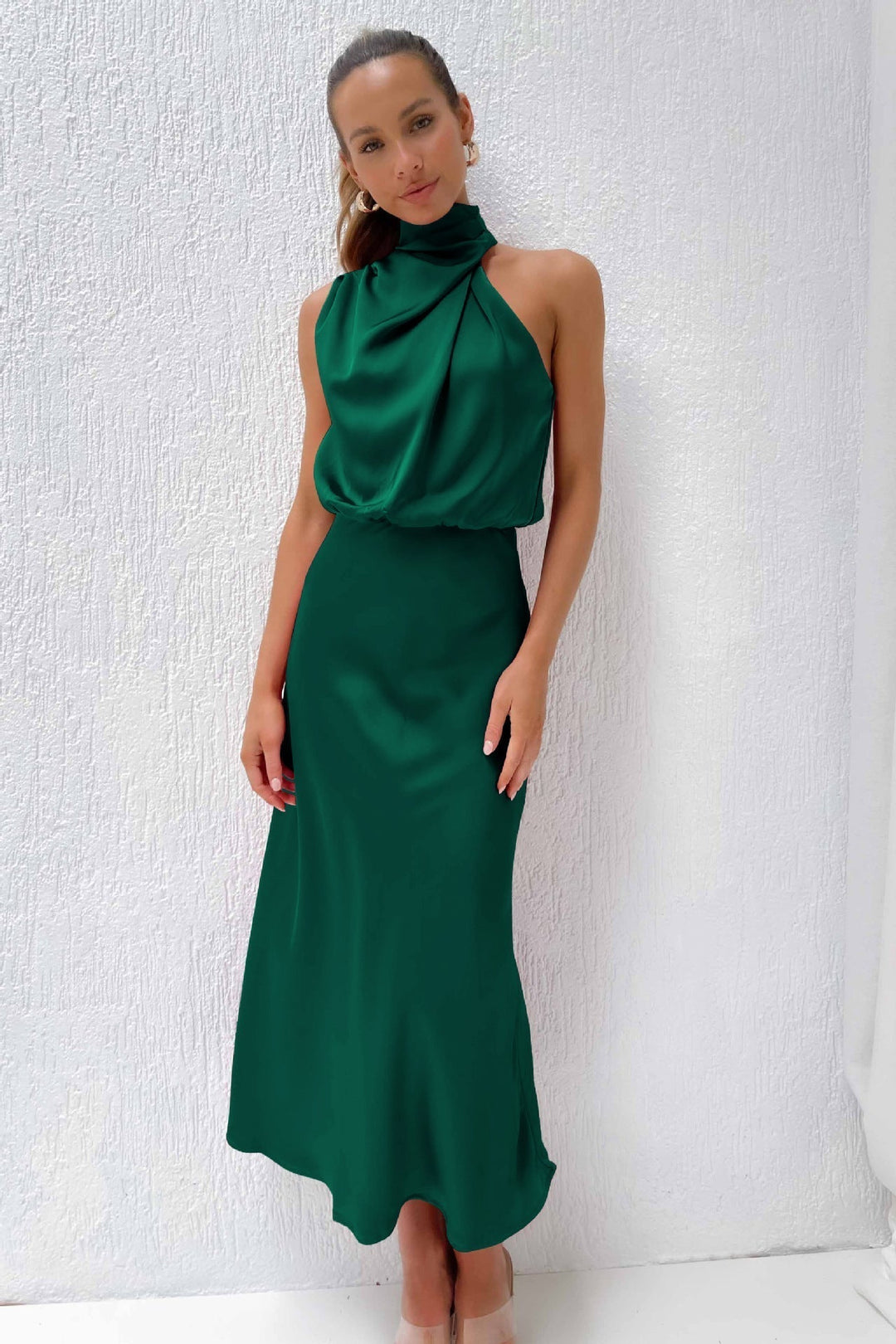 Miranda – Vestido satinado midi de cuello drapeado