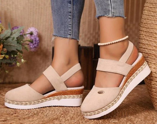 Sandalias de cuña baja con tiras y punta cerrada