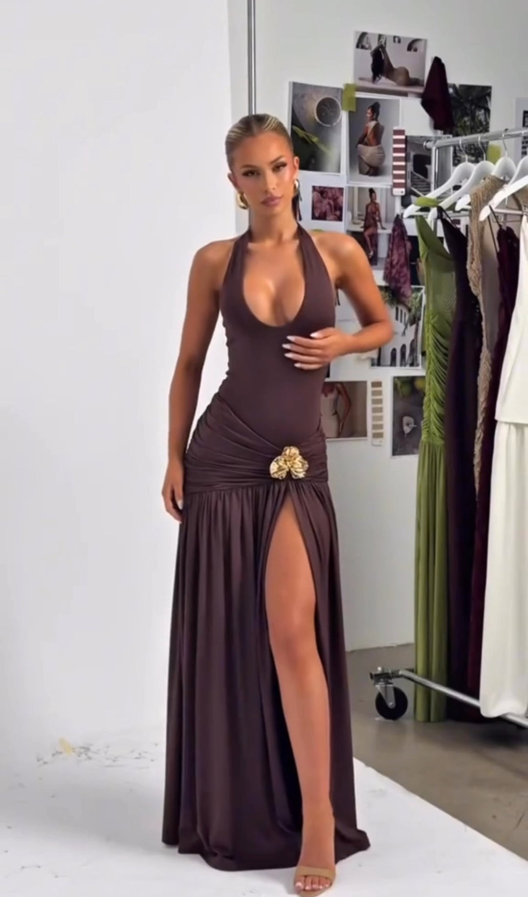Fiorella – Vestido maxi drapeado con broche floral