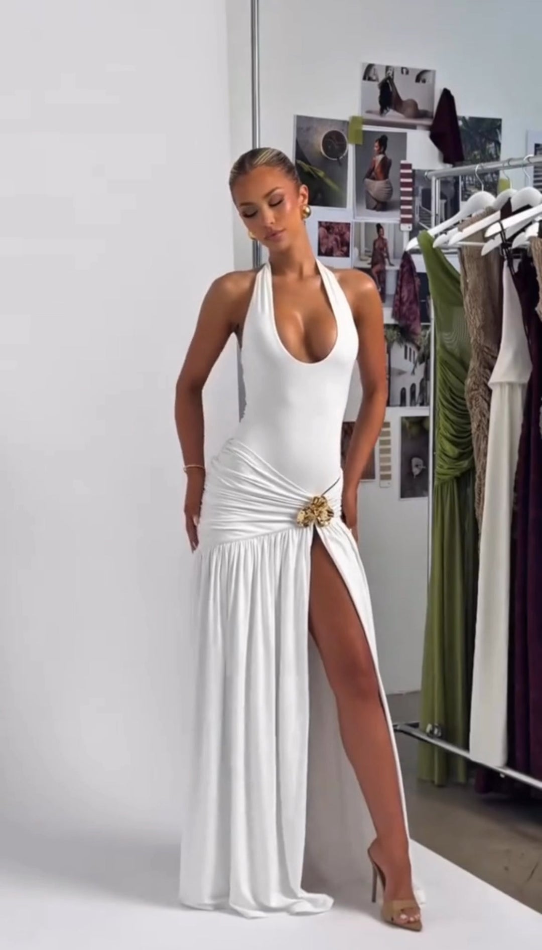 Fiorella – Vestido maxi drapeado con broche floral