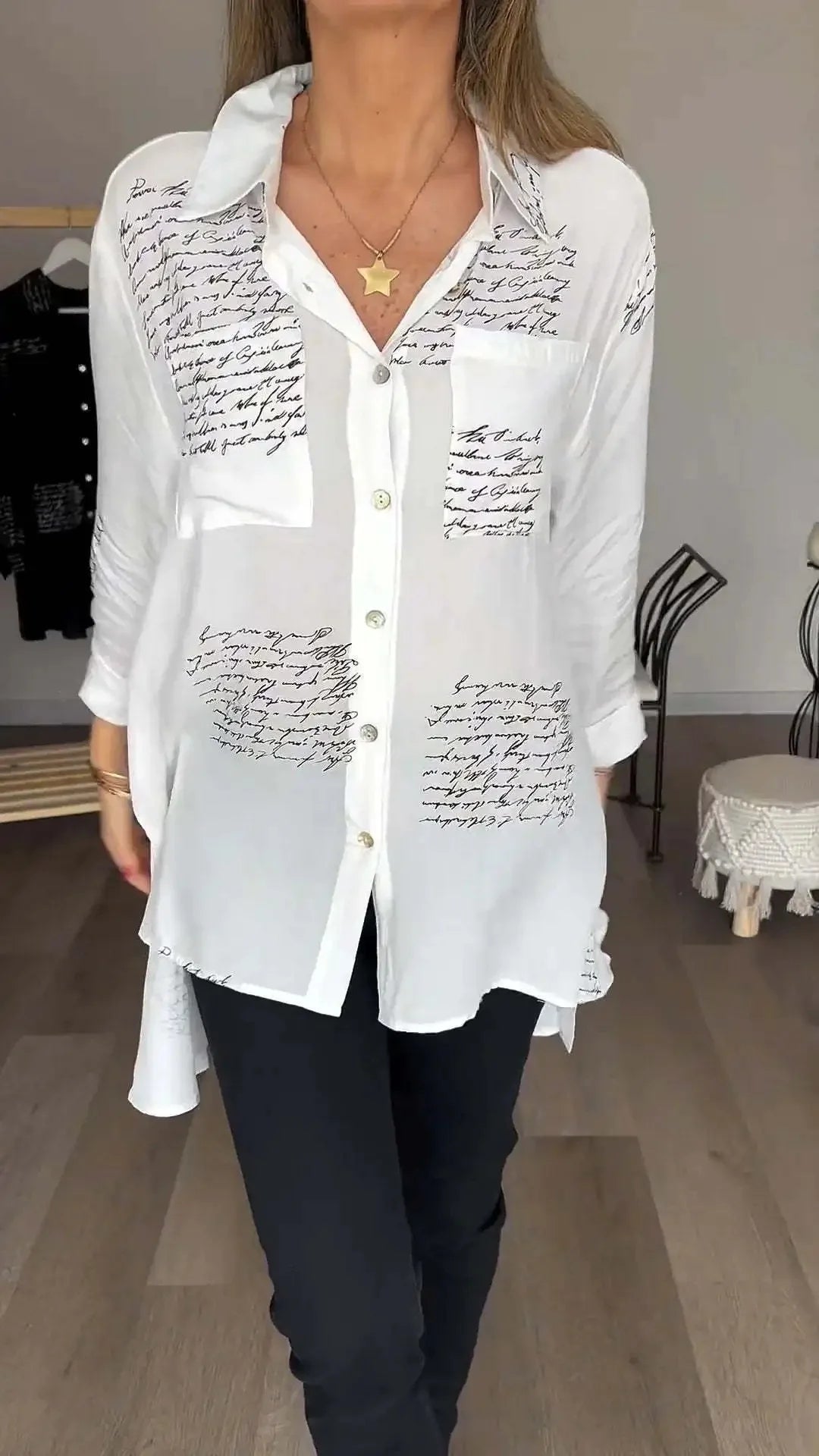 Gabriela – Camisa Oversize “Script Chic” con Botonadura