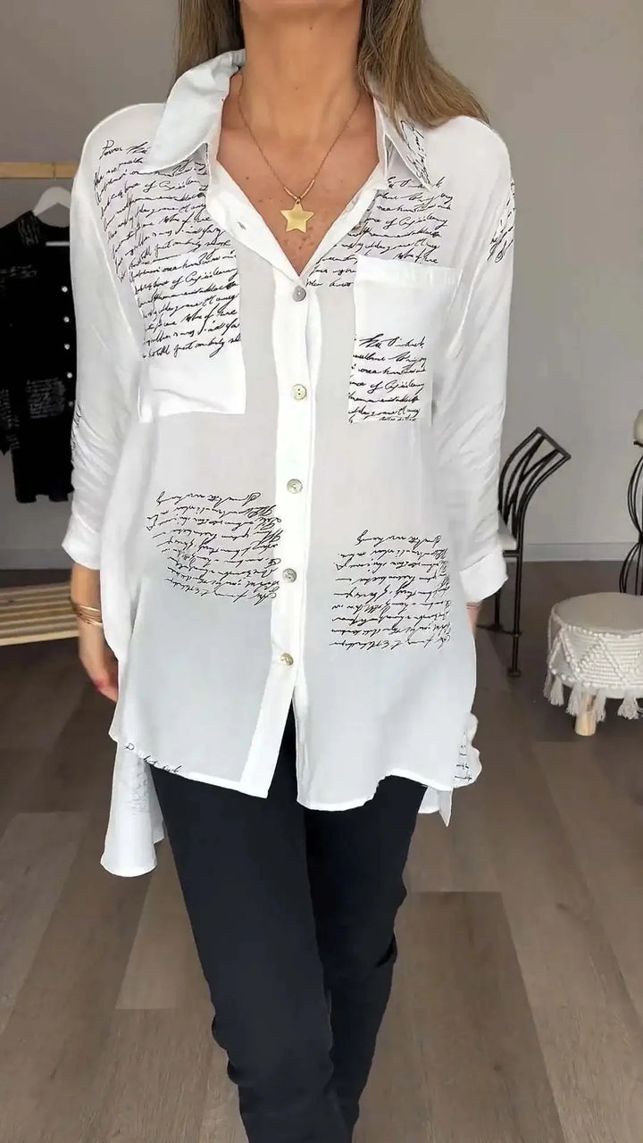 Gabriela – Camisa Oversize “Script Chic” con Botonadura