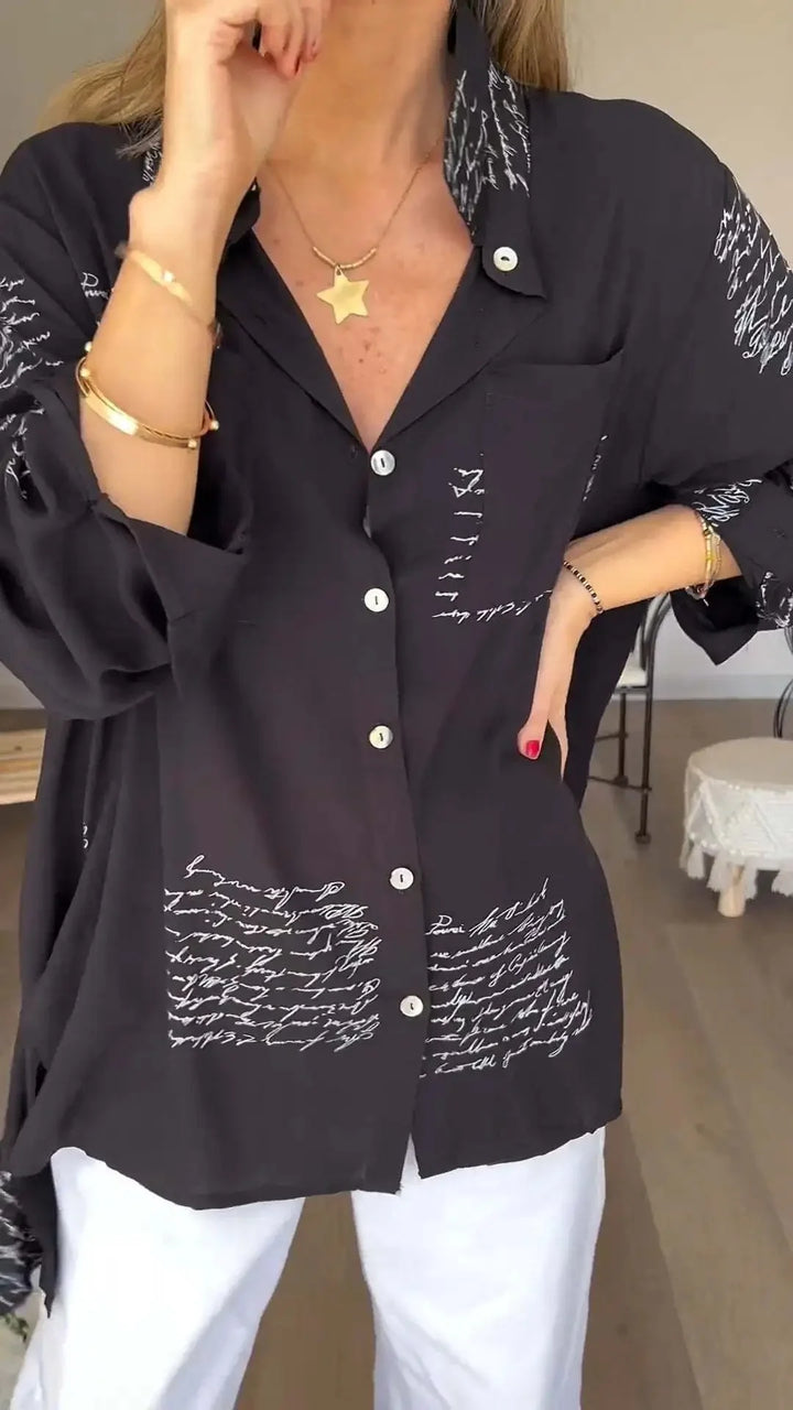 Gabriela – Camisa Oversize “Script Chic” con Botonadura