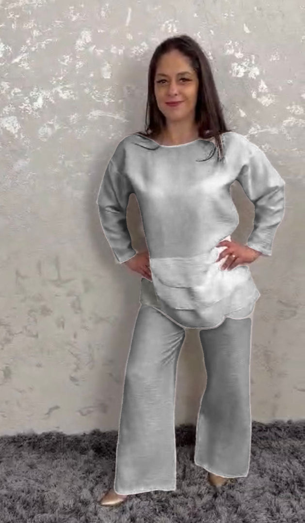 Conjunto elegante con caída fluida y estilo minimalista