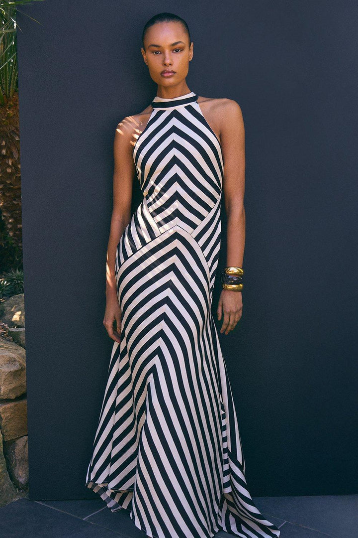 Vestido maxi con cuello de tirantes halter y rayas fluidas