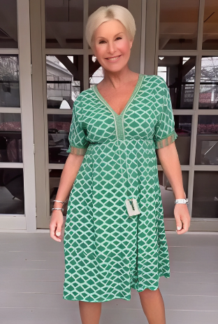 Vestido boho estampado con escote en V y flecos