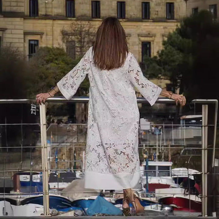 Vestido con encaje y escote en V pronunciado