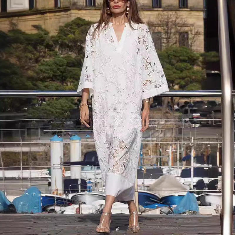 Vestido con encaje y escote en V pronunciado