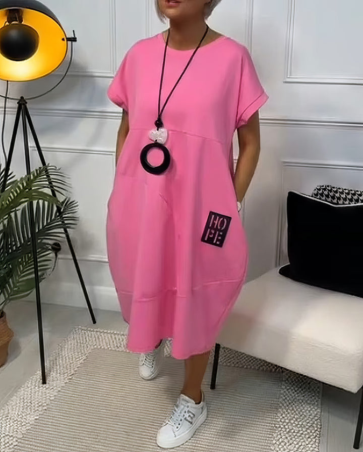 Vestido casual sencillo con estampado de letras y manga corta